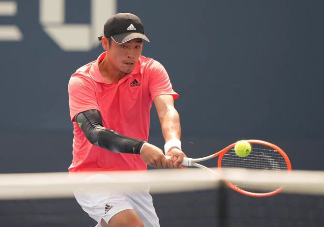 他与队友在 他与队友在